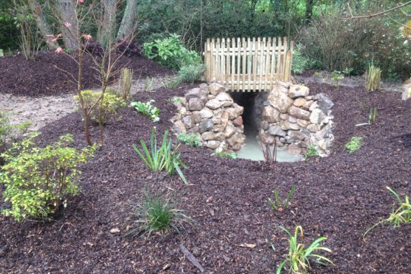 Bassin avec enrochement